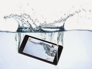 Trik Jitu Jika Smartphone Kamu Kecebur dalam Air