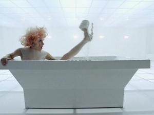 Kumpulan Sepatu Aneh yang Pernah Melekat di Kaki Lady Gaga